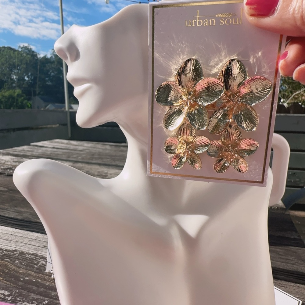 Urban soul gold flowers drops earrings